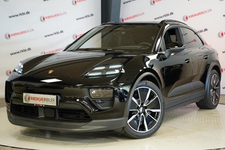 Sort Porsche Macan 4 fra 2024