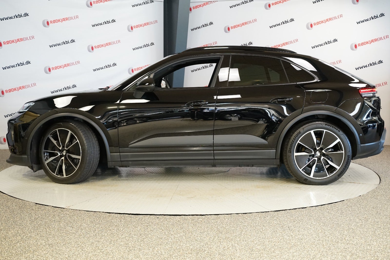 Sort Porsche Macan 4 fra 2024