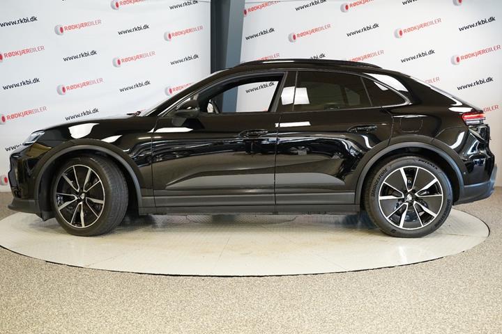 Sort Porsche Macan 4 fra 2024