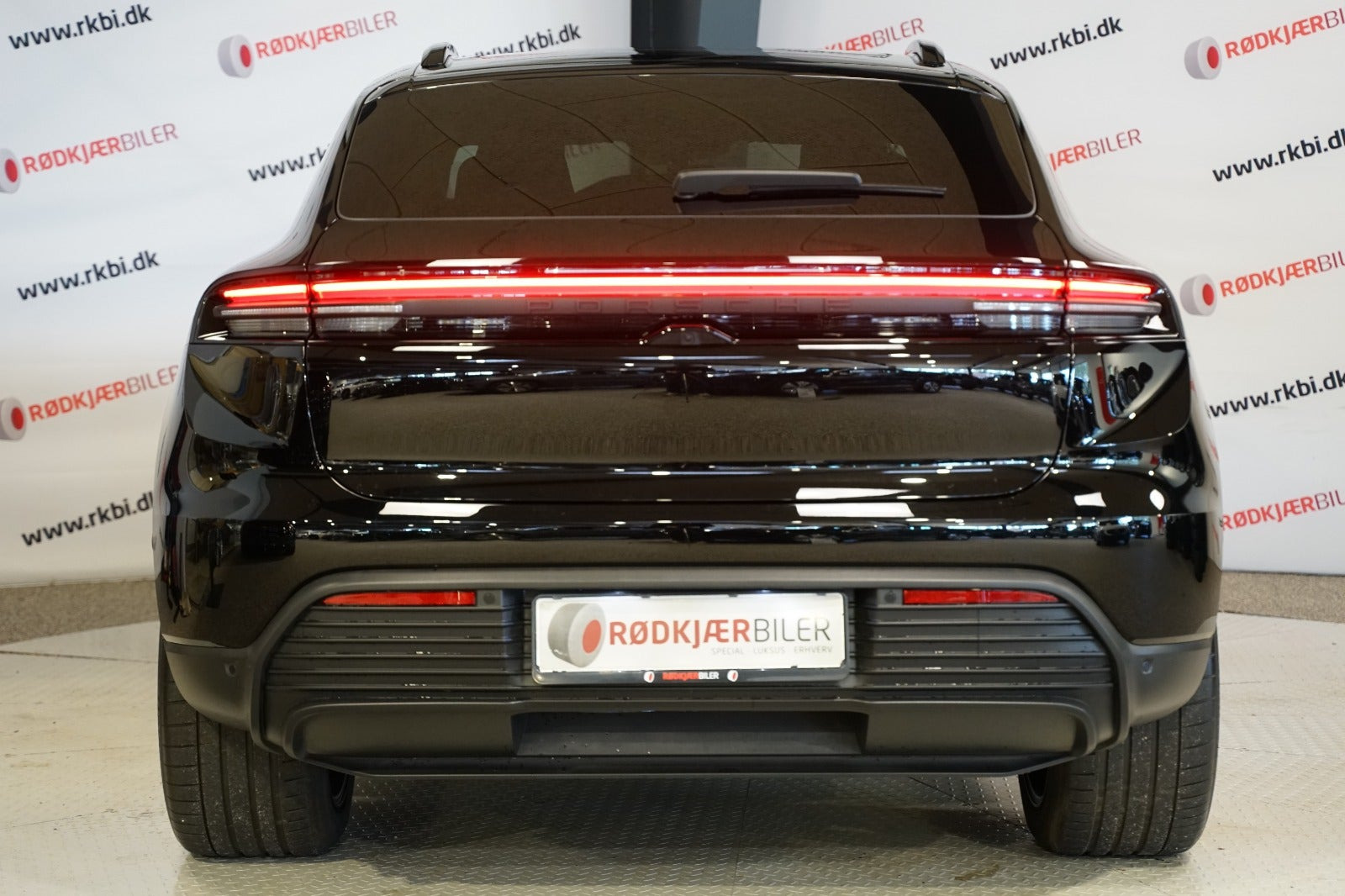 Sort Porsche Macan 4 fra 2024