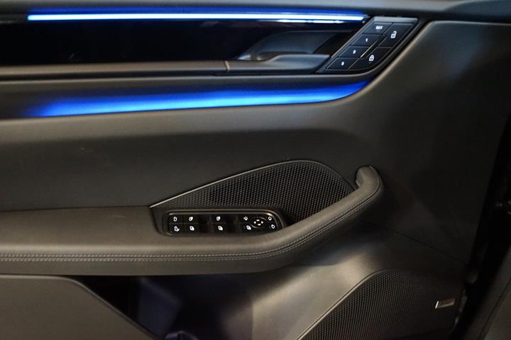 Sort Porsche Macan 4 fra 2024