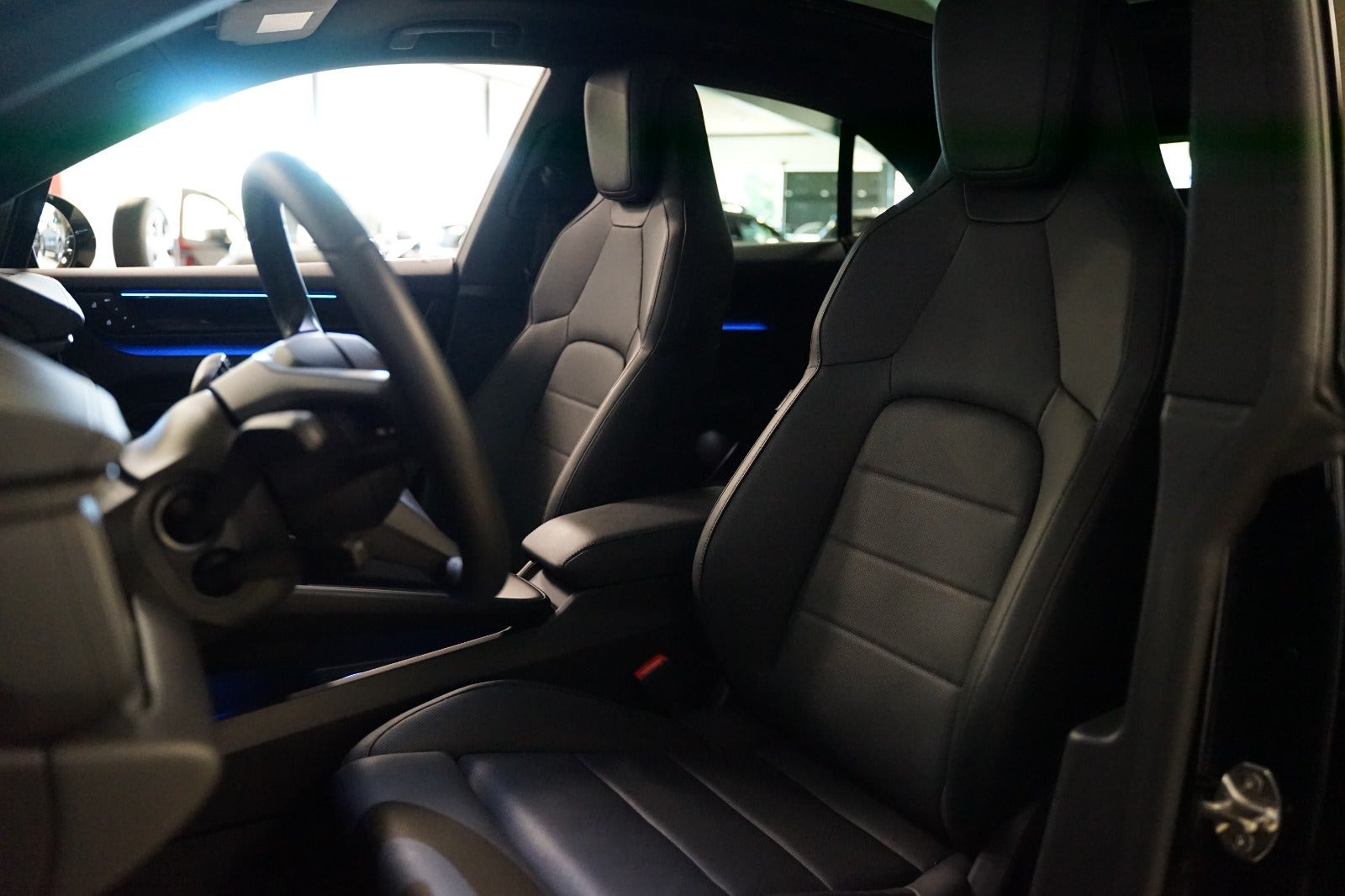 Sort Porsche Macan 4 fra 2024