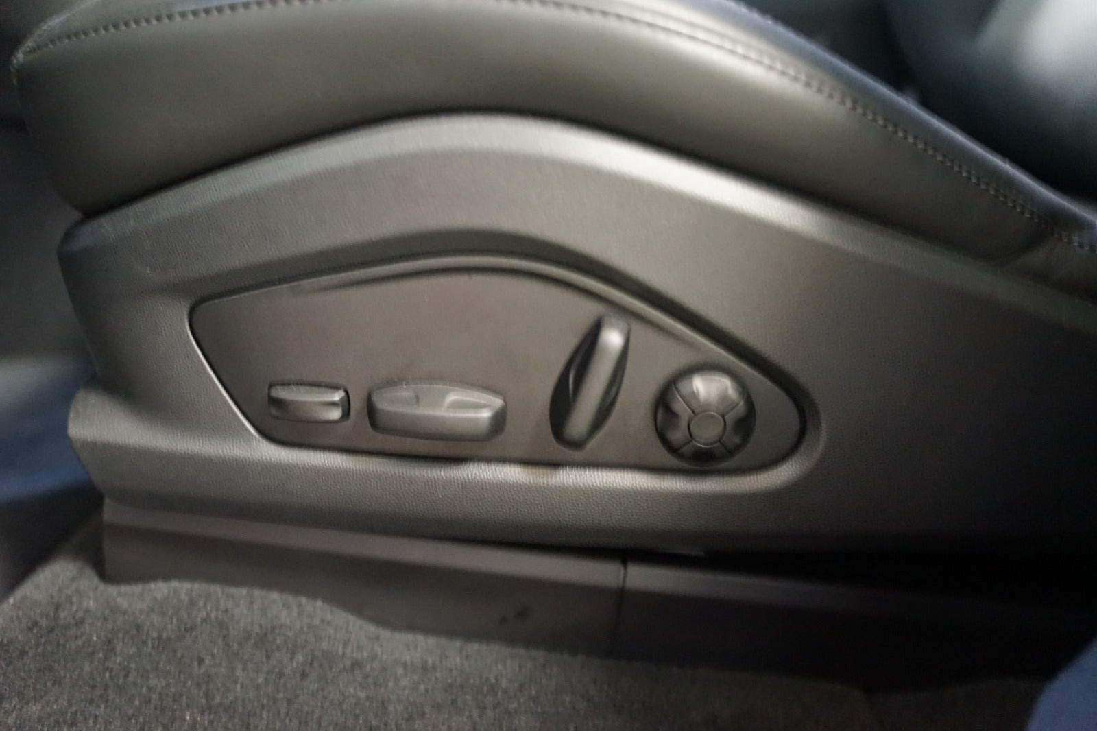 Sort Porsche Macan 4 fra 2024