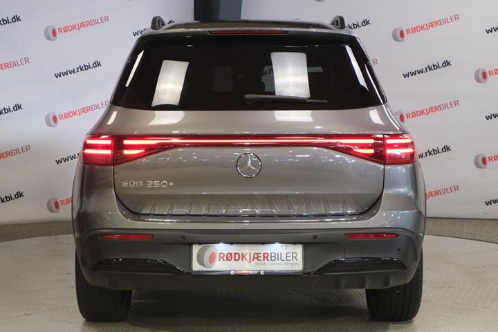 Grå Mercedes EQB250+ fra 2025