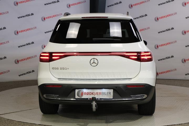 Hvid Mercedes EQB250+ fra 2025
