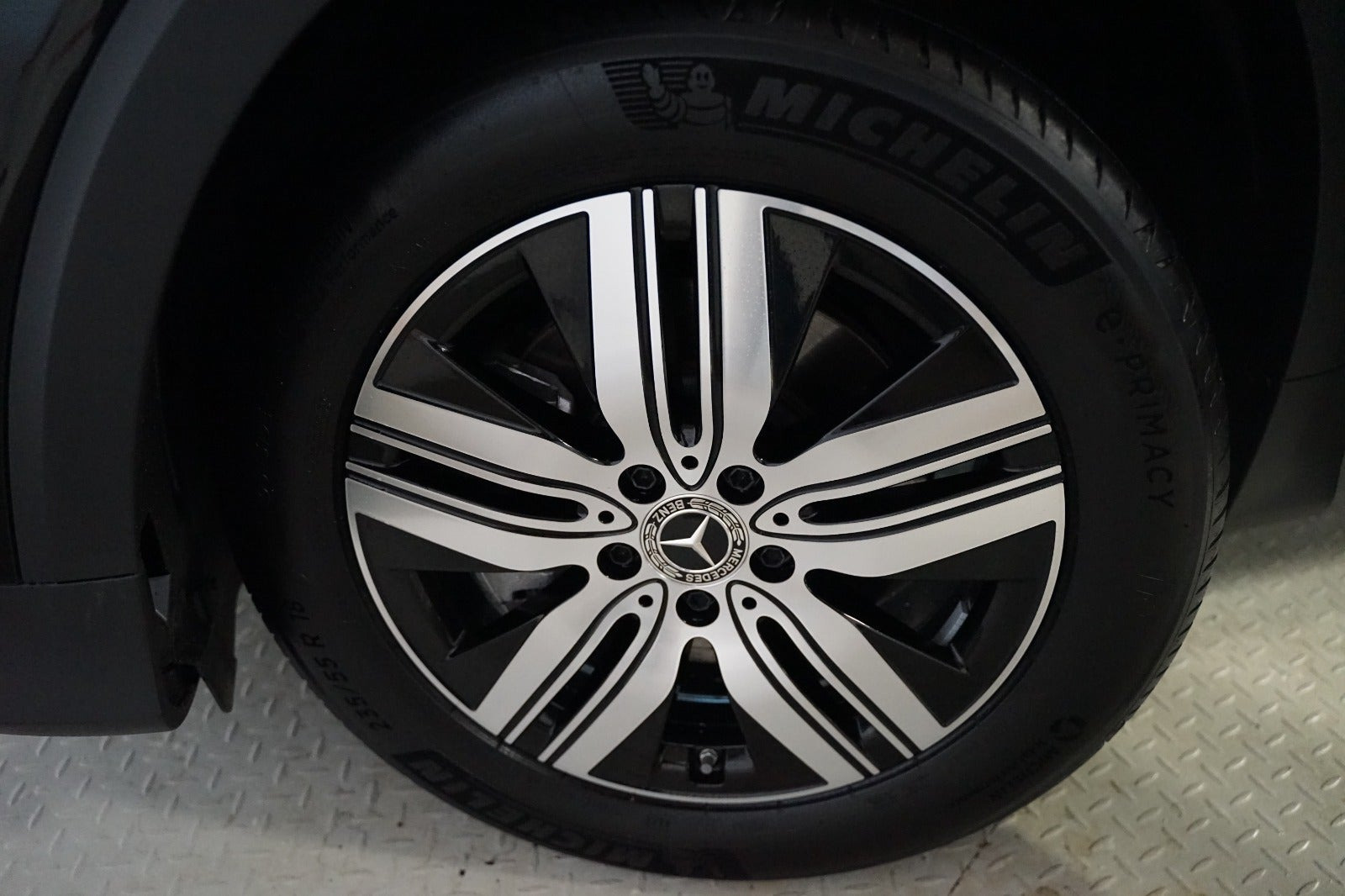 Sort Mercedes EQB250+ fra 2025