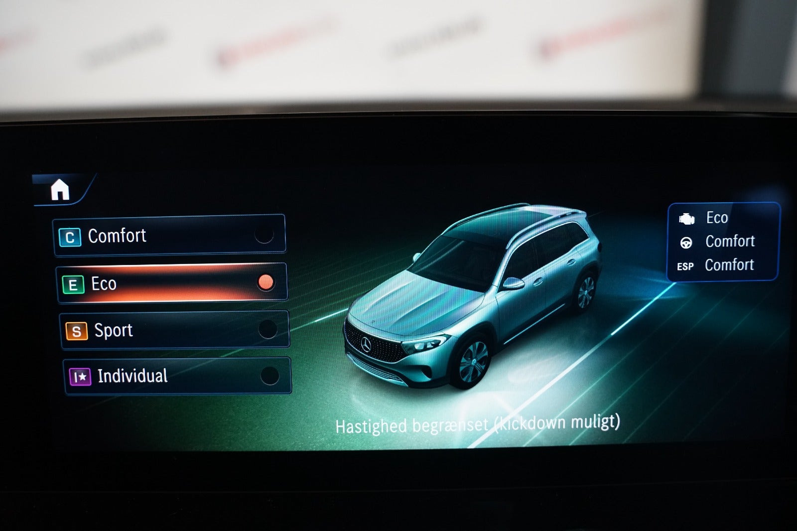 Hvid Mercedes EQB300 fra 2024