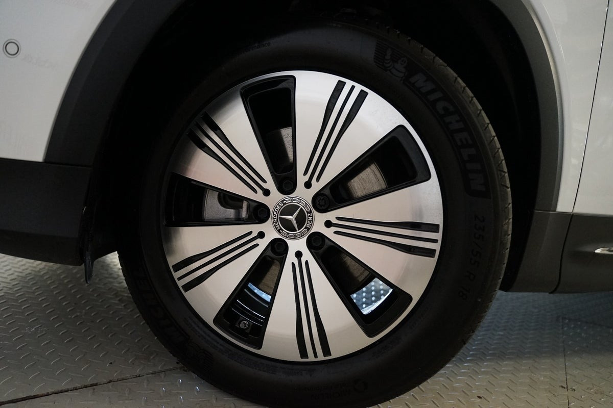 Hvid Mercedes EQB300 fra 2024