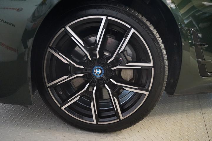 Grøn BMW i4 fra 2023