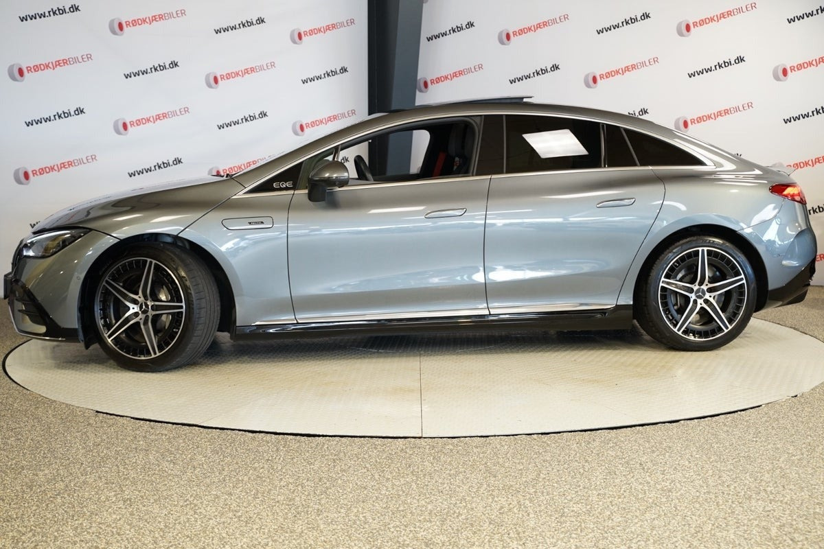 Grå Mercedes EQE43 fra 2023