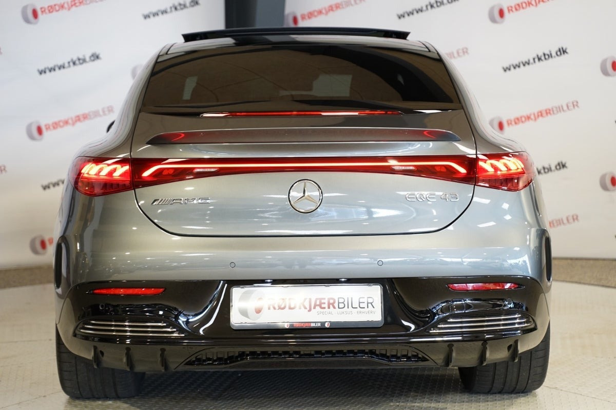 Grå Mercedes EQE43 fra 2023