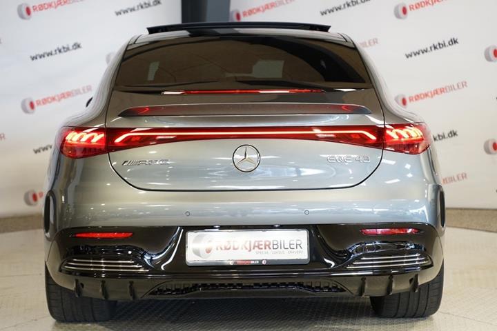 Grå Mercedes EQE43 fra 2023