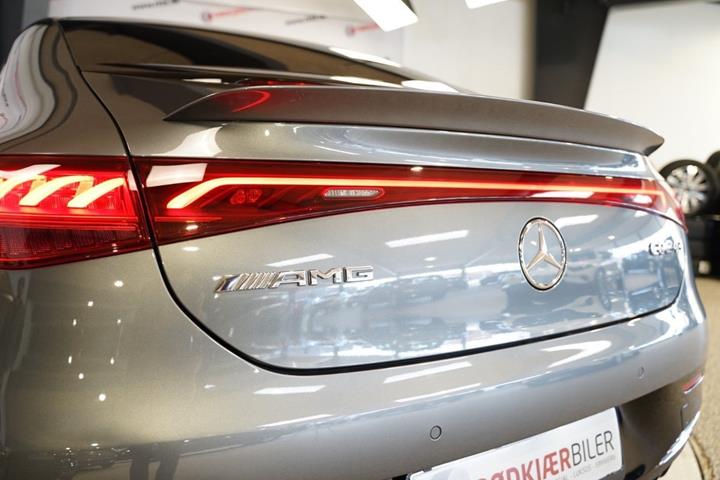 Grå Mercedes EQE43 fra 2023