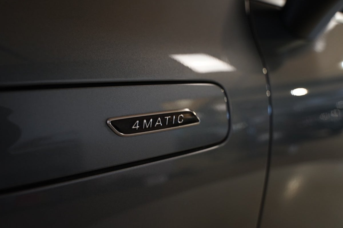 Grå Mercedes EQE43 fra 2023