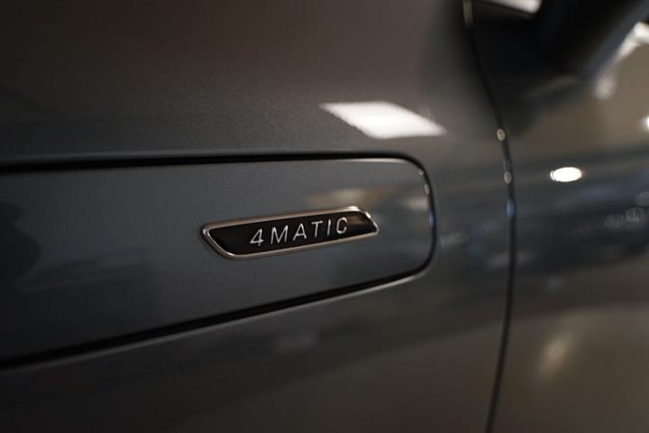 Grå Mercedes EQE43 fra 2023