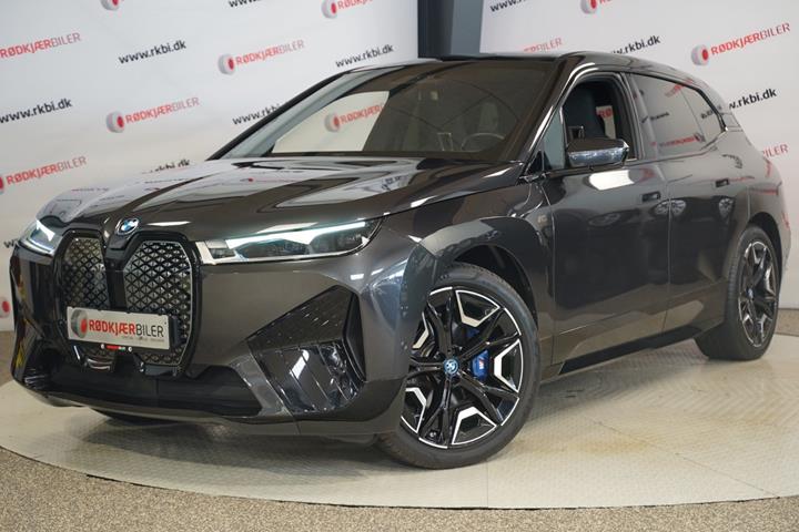 Grå BMW iX fra 2023