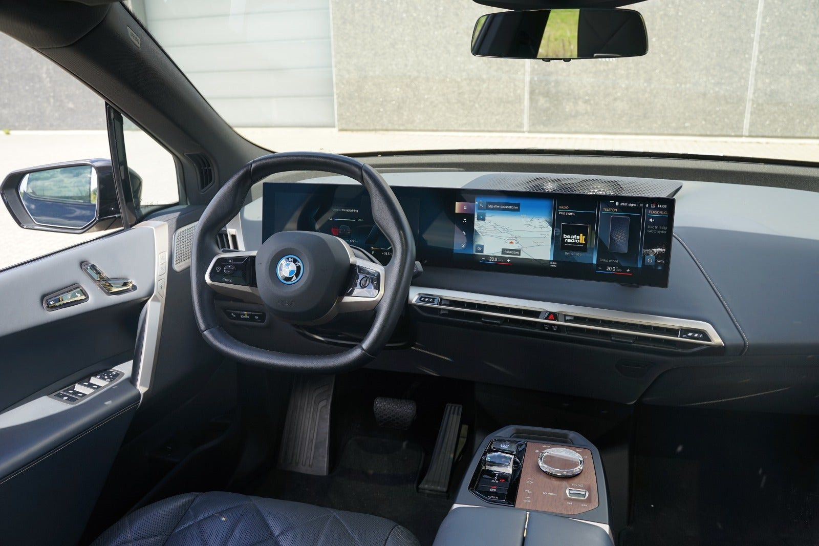 Grå BMW iX fra 2023