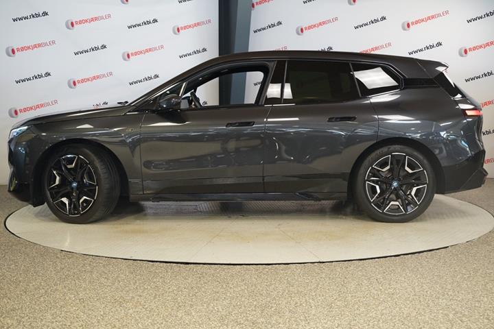 Grå BMW iX fra 2023