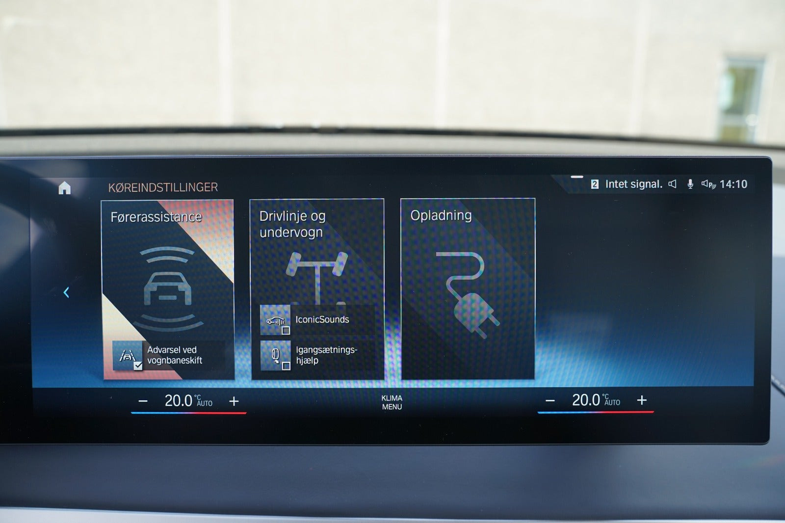 Grå BMW iX fra 2023