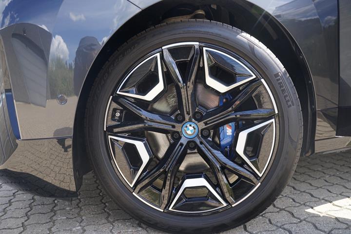 Grå BMW iX fra 2023