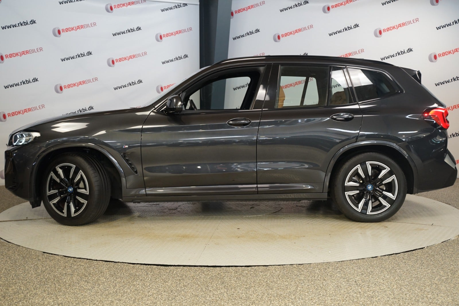 Grå BMW iX3 fra 2023