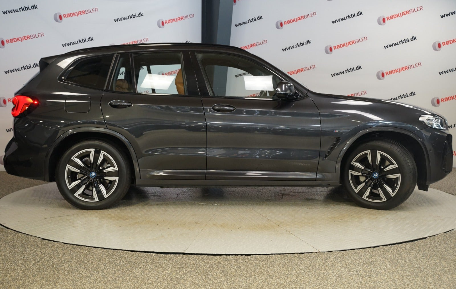 Grå BMW iX3 fra 2023