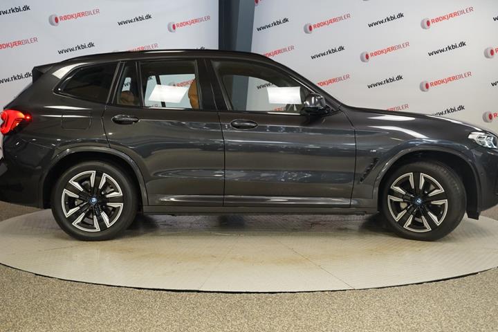 Grå BMW iX3 fra 2023
