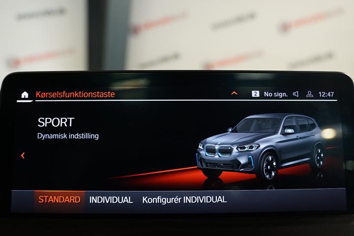 Grå BMW iX3 fra 2023