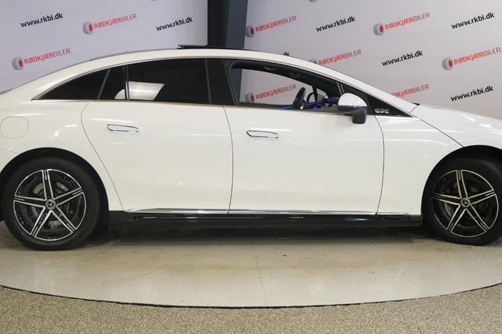 Hvid Mercedes EQE350 fra 2023