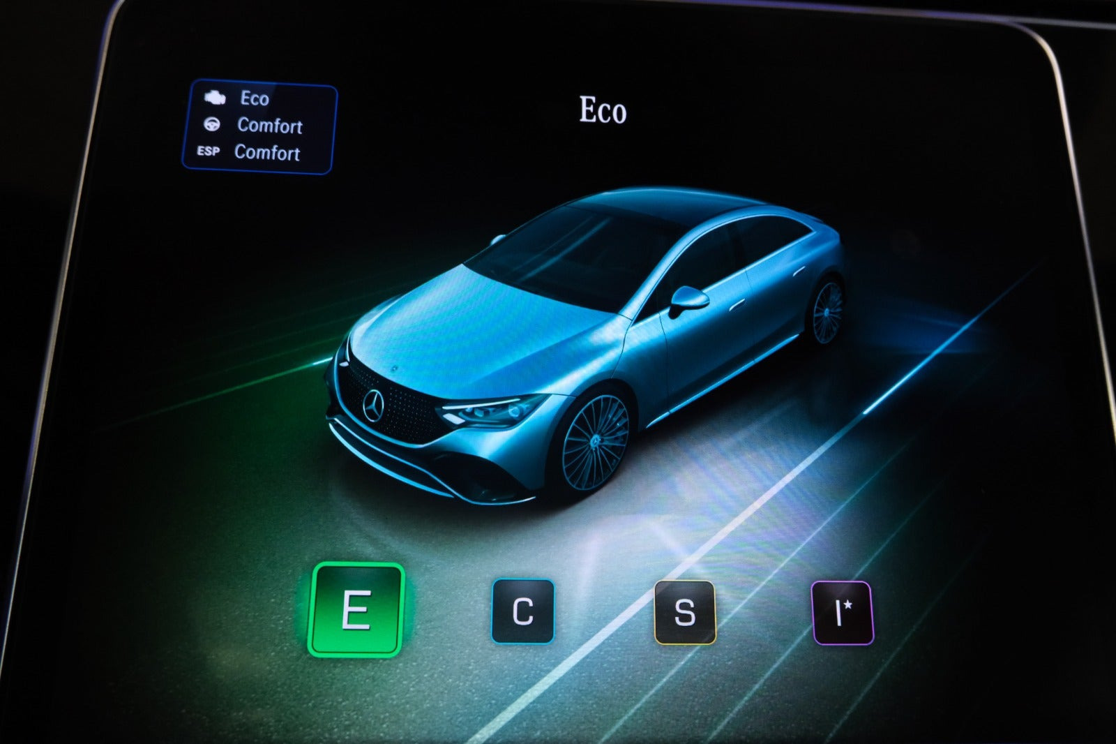 Hvid Mercedes EQE350 fra 2023