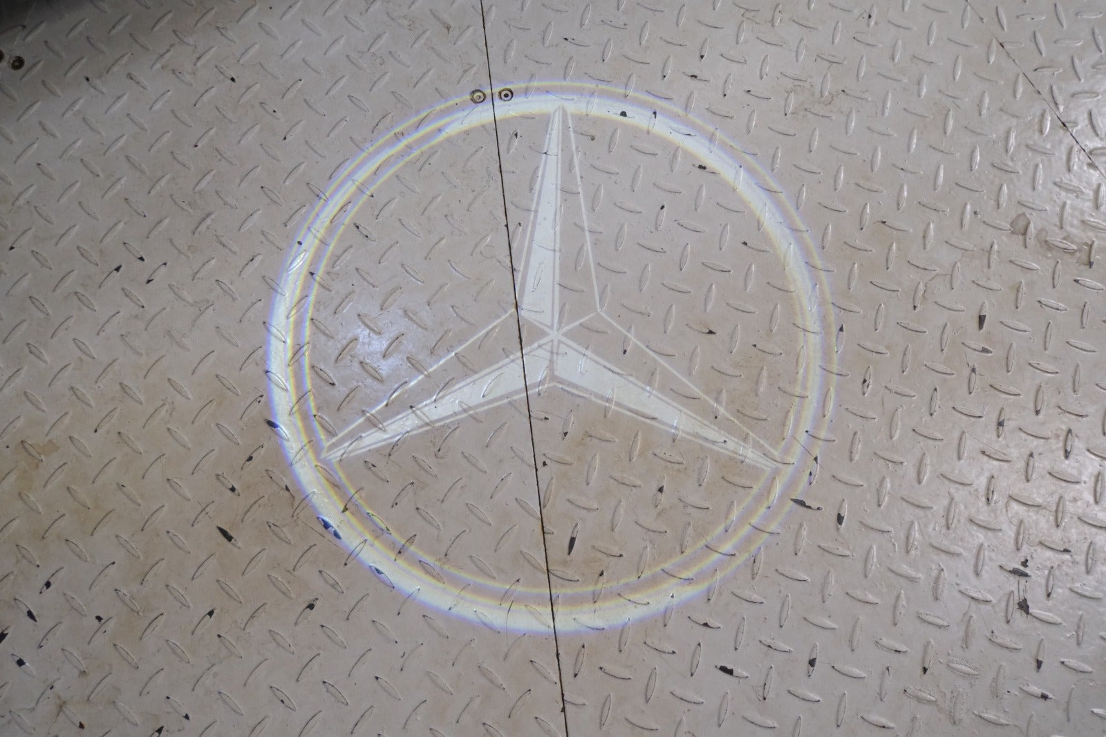 Hvid Mercedes EQE350 fra 2023