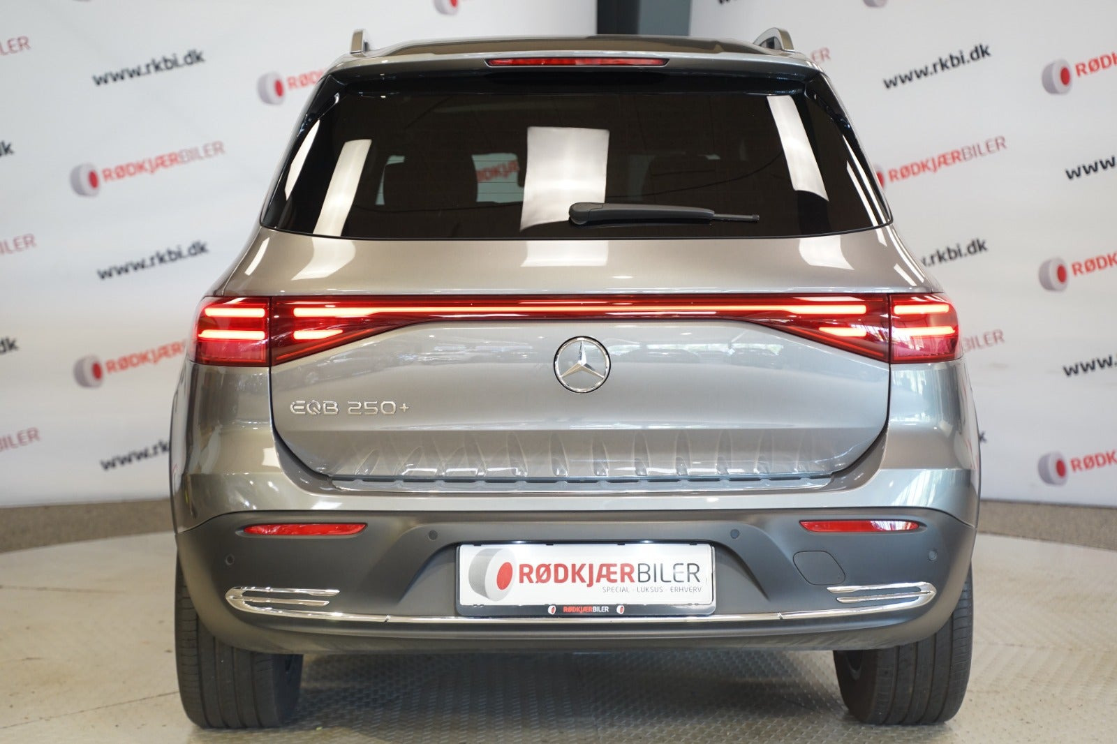 Grå Mercedes EQB250+ fra 2025