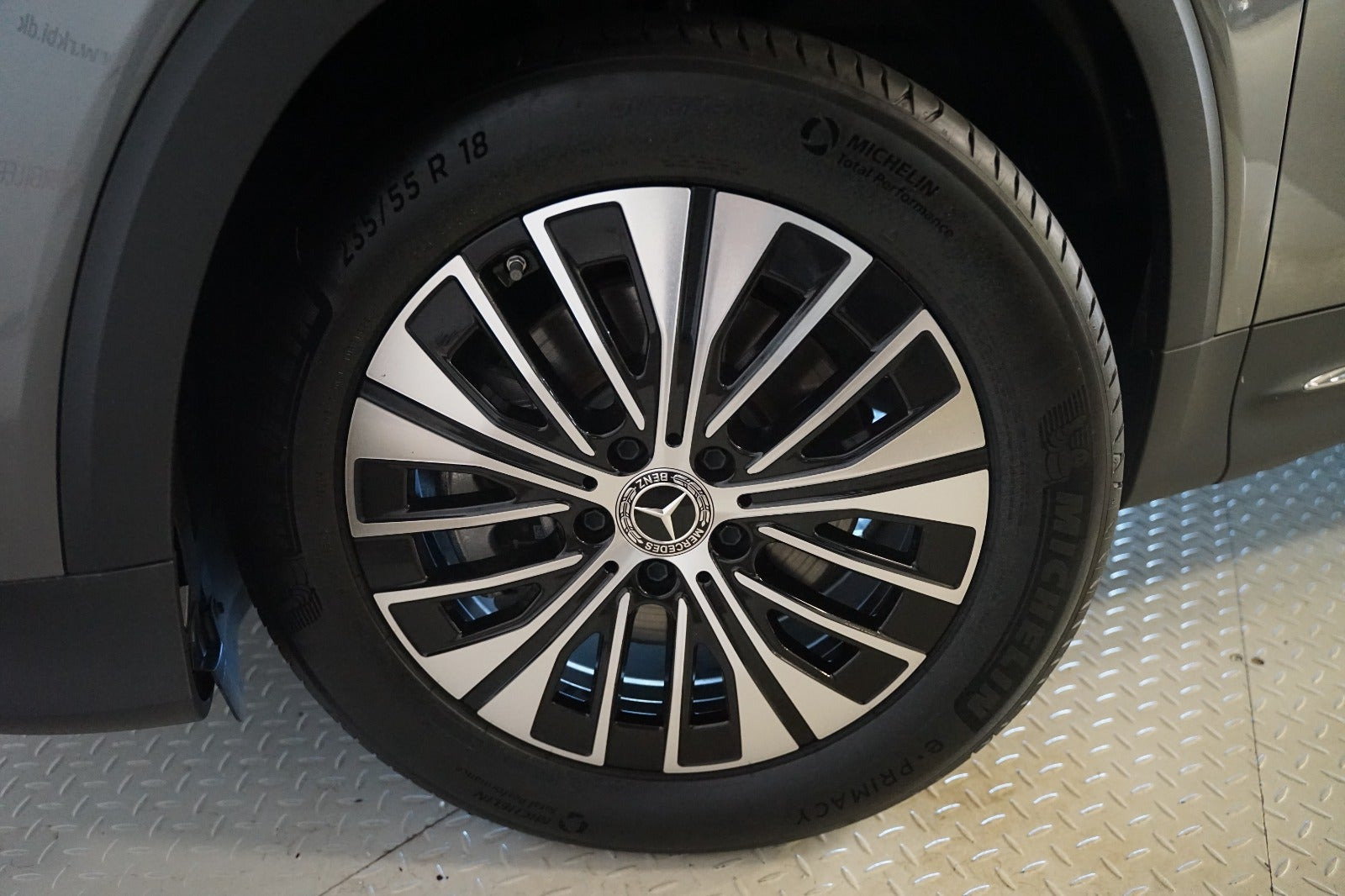 Grå Mercedes EQB250+ fra 2025