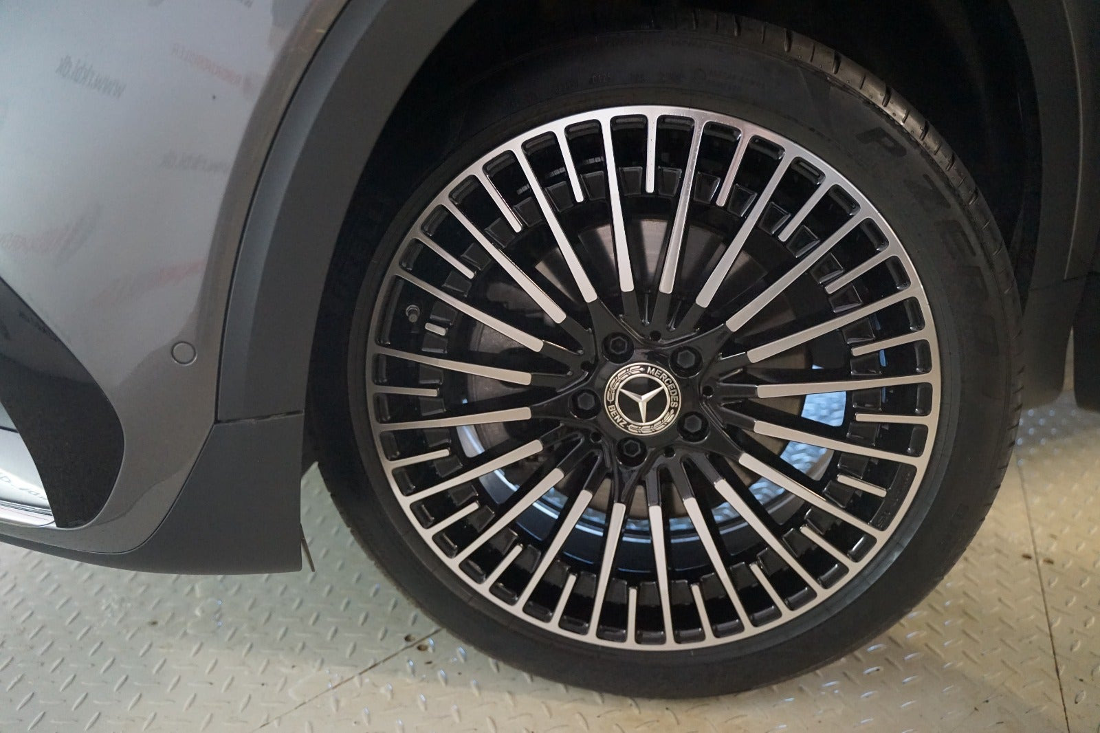 Grå Mercedes EQB250+ fra 2025