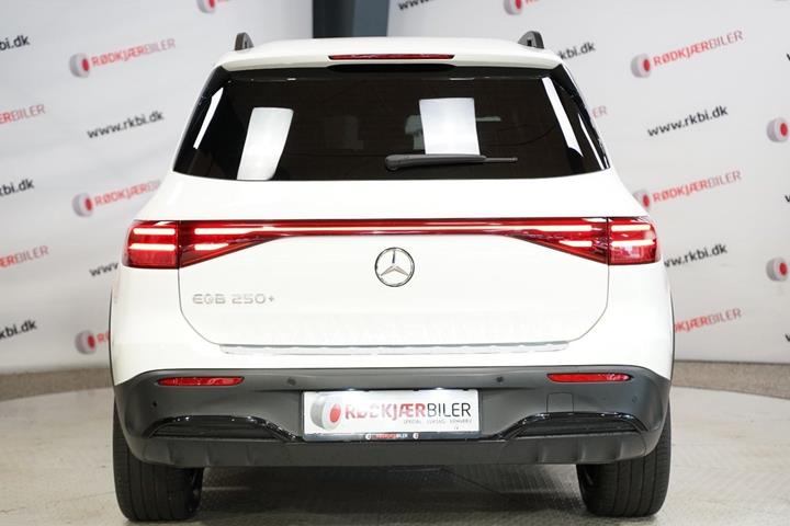 Hvid Mercedes EQB250+ fra 2024