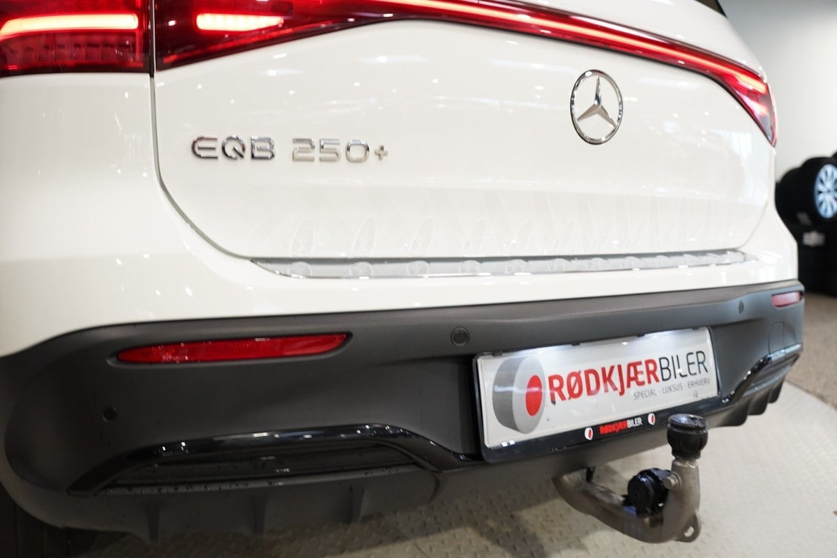 Hvid Mercedes EQB250+ fra 2024