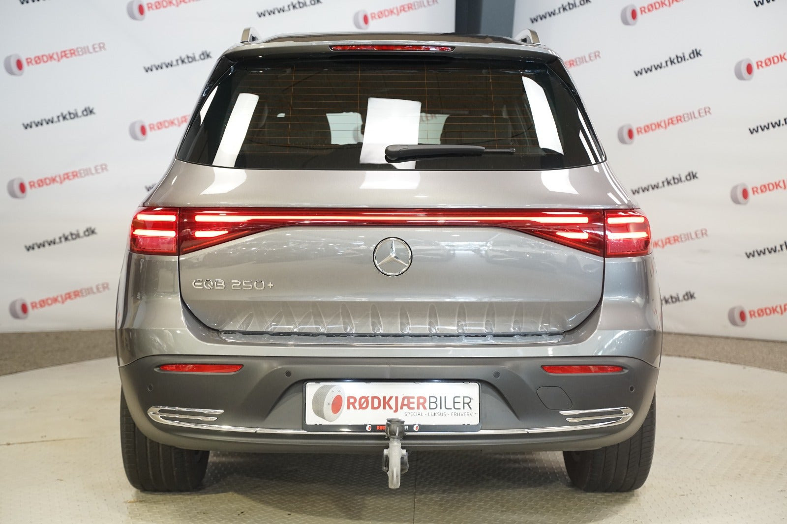 Grå Mercedes EQB250+ fra 2025