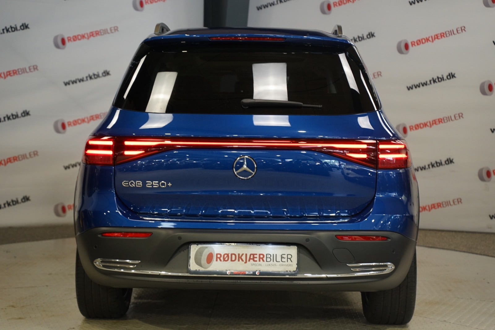 Blå Mercedes EQB250+ fra 2025