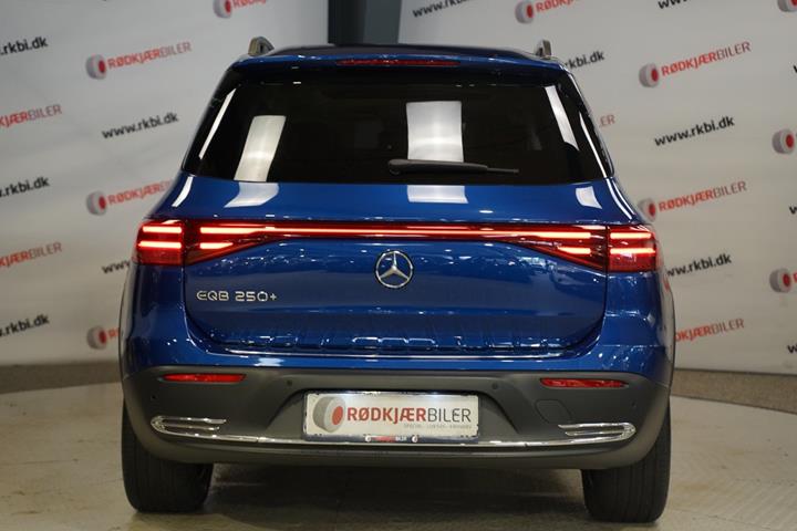 Blå Mercedes EQB250+ fra 2025