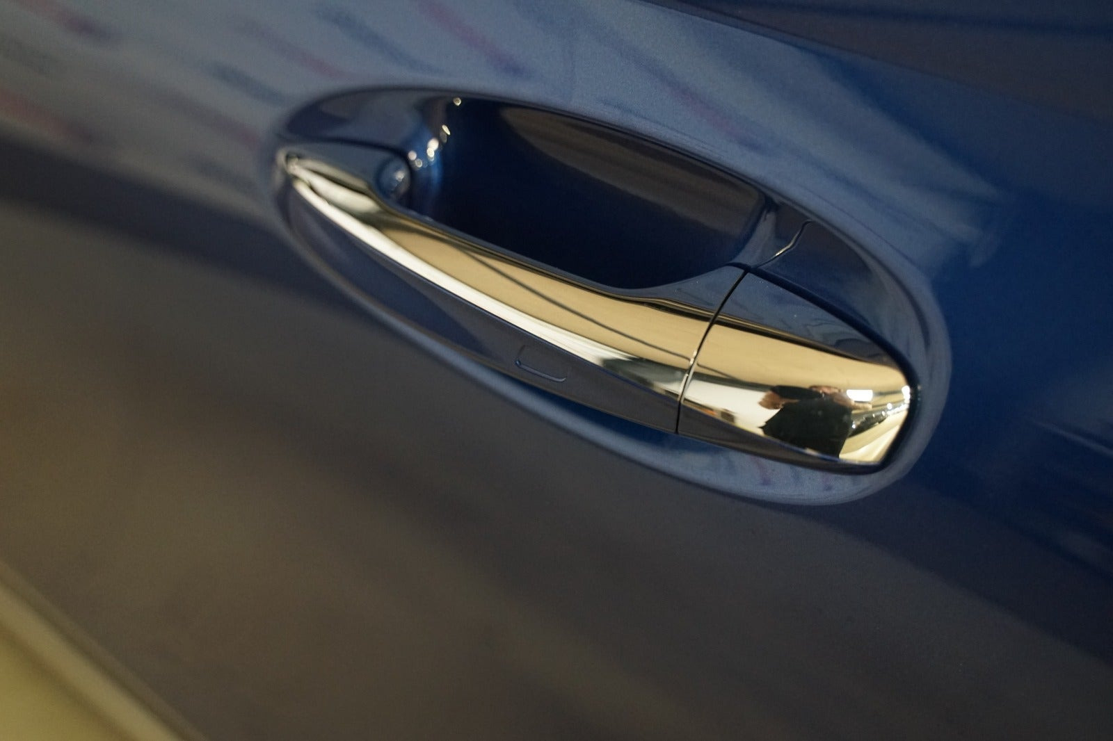 Blå Mercedes EQB250+ fra 2025