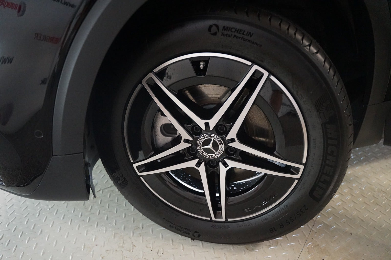 Sort Mercedes EQB350 fra 2025