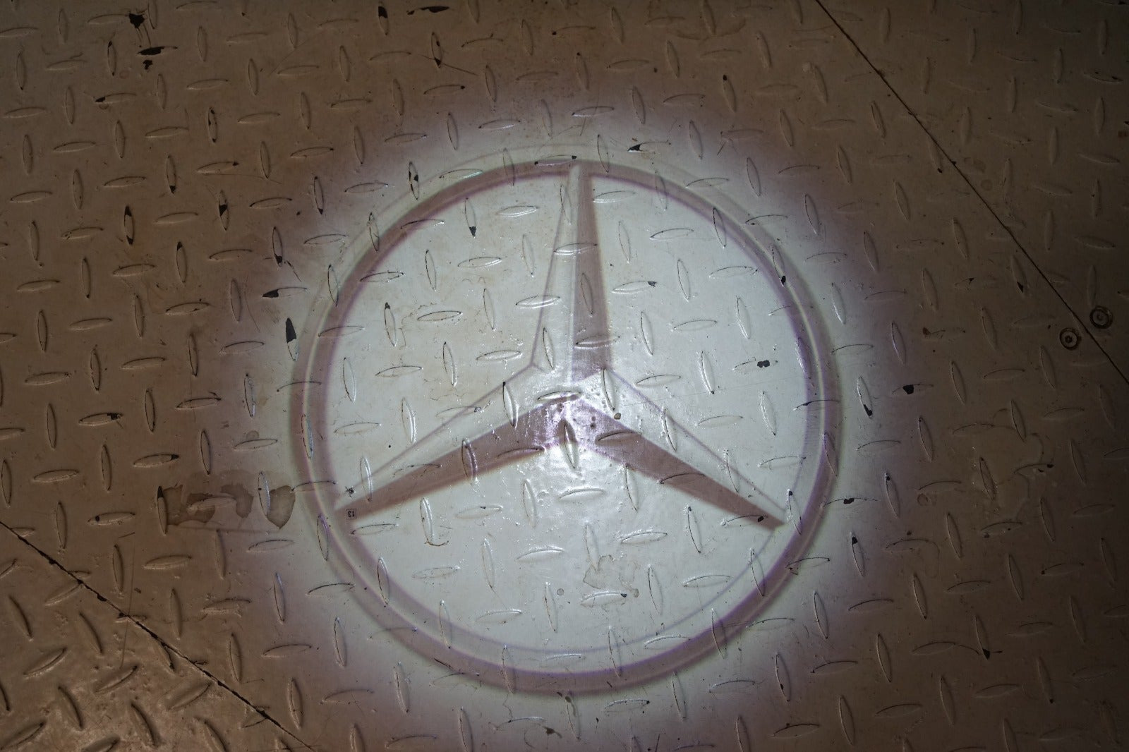 Grå Mercedes EQB250+ fra 2025