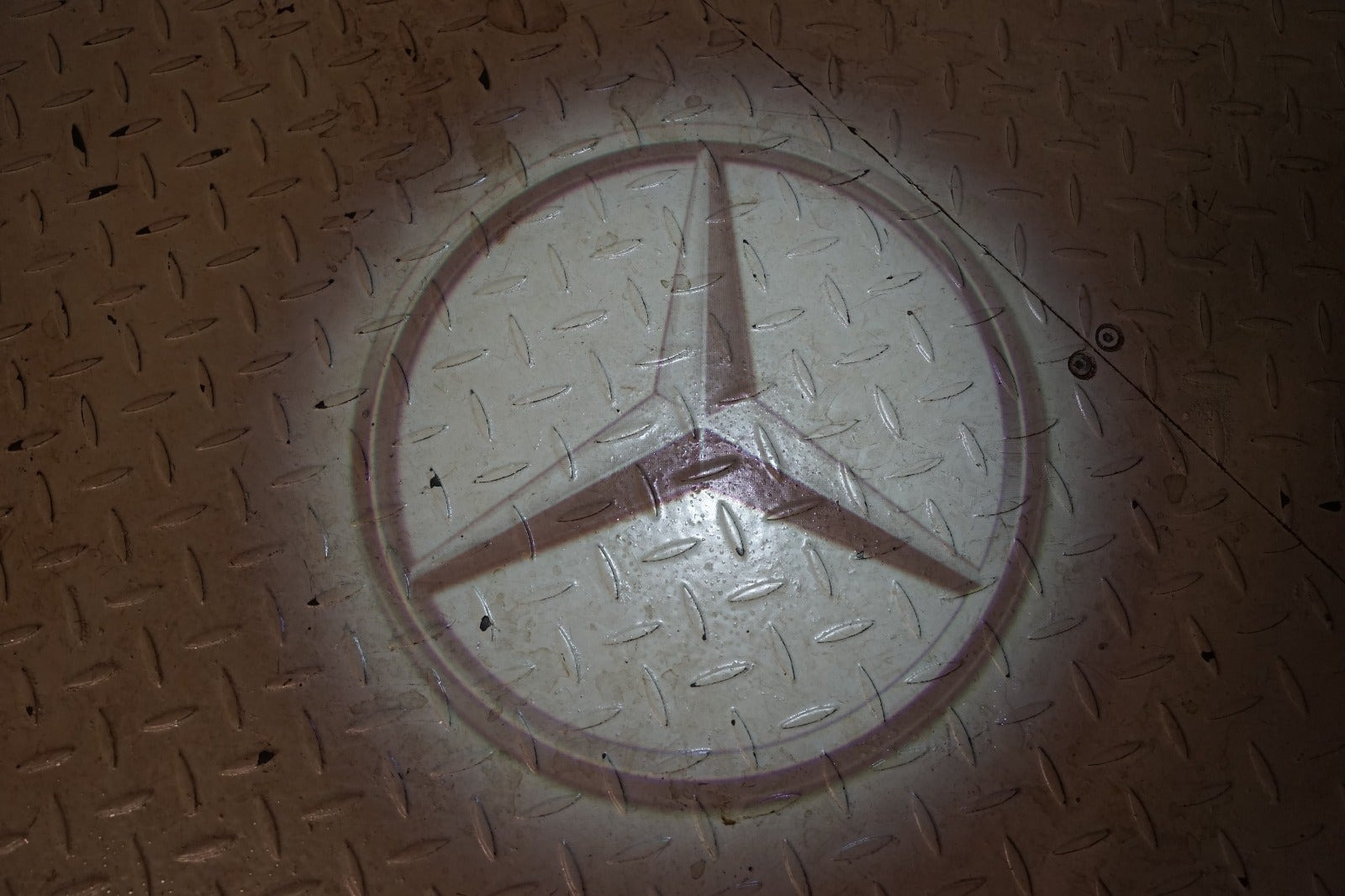 Sort Mercedes EQB250+ fra 2025