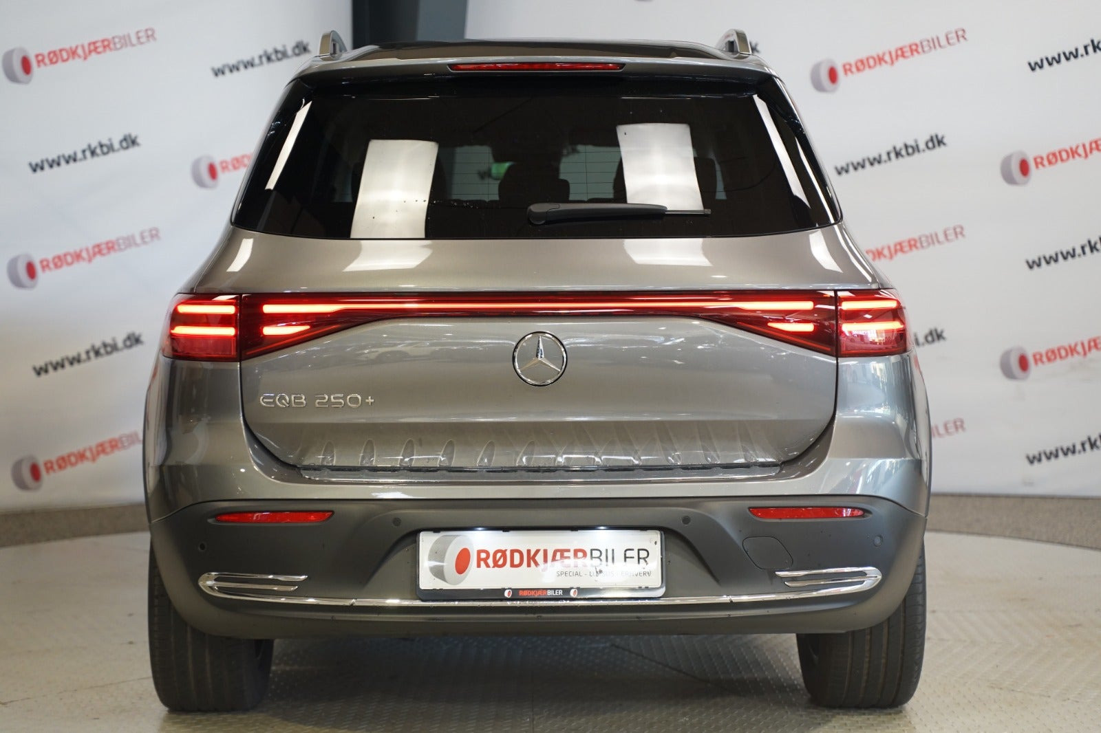Grå Mercedes EQB250+ fra 2025