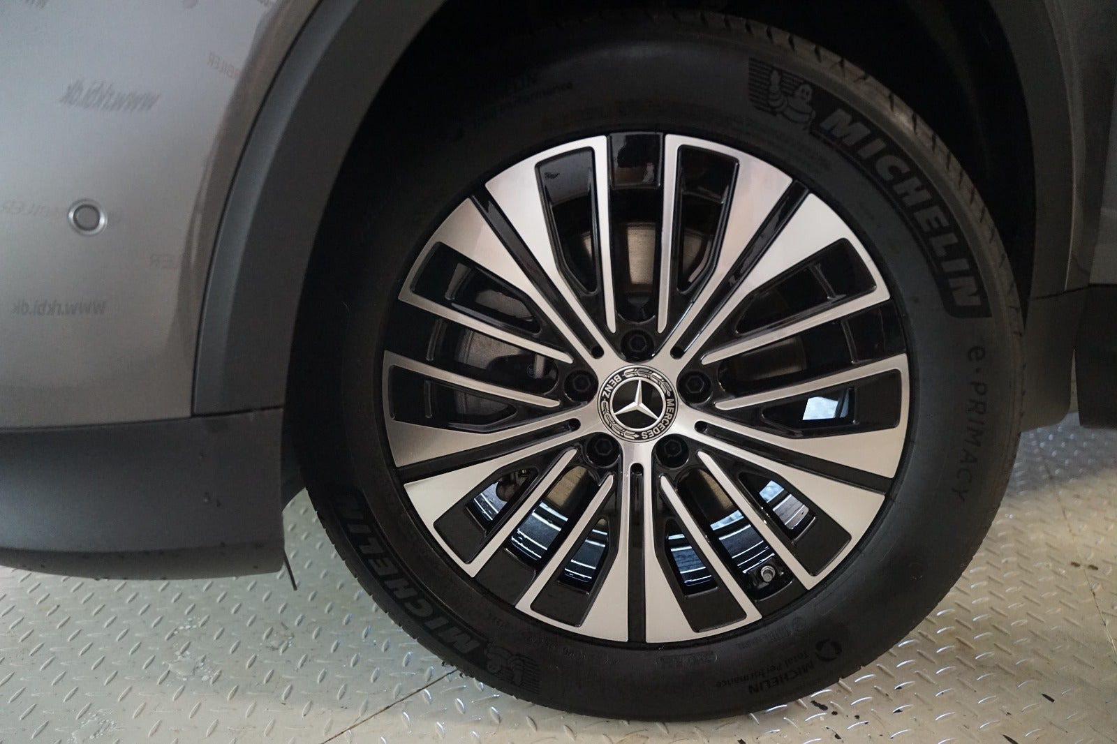 Grå Mercedes EQB250+ fra 2025
