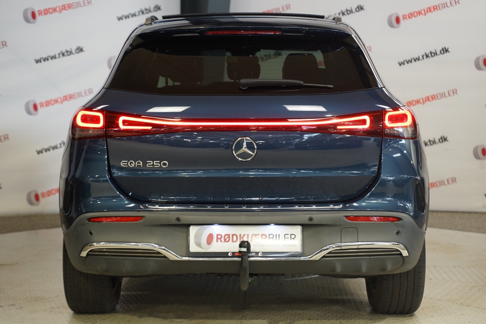 Blå Mercedes EQA250 fra 2021