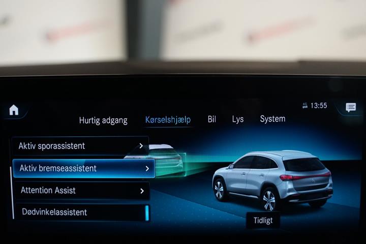 Blå Mercedes EQA250 fra 2021