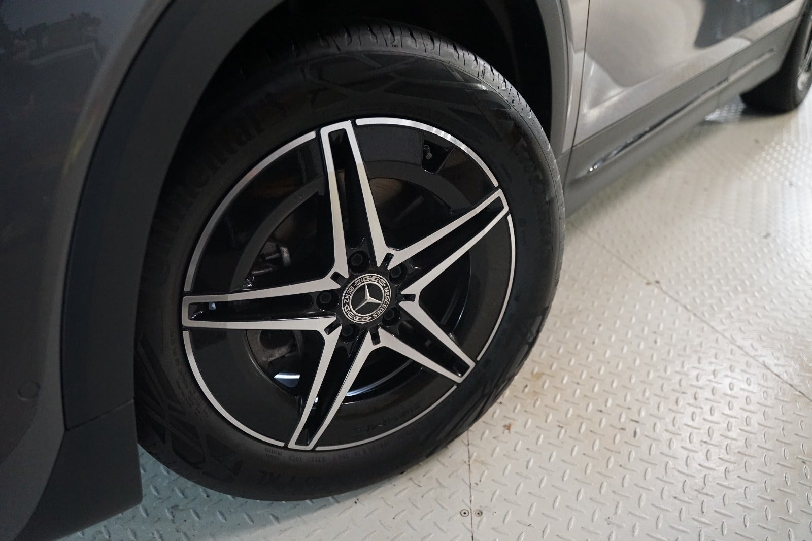 Grå Mercedes EQB250+ fra 2025