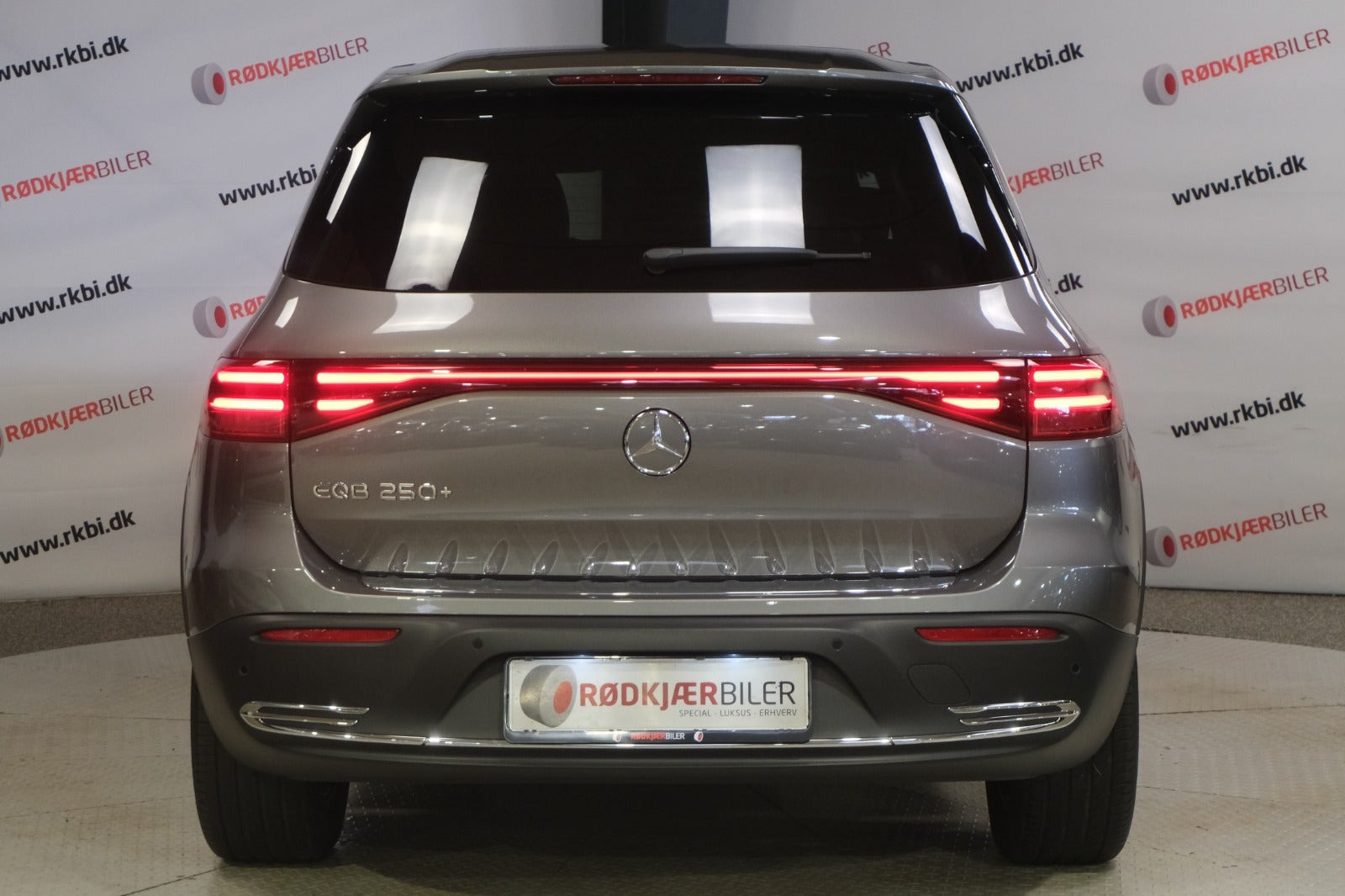 Grå Mercedes EQB250+ fra 2025