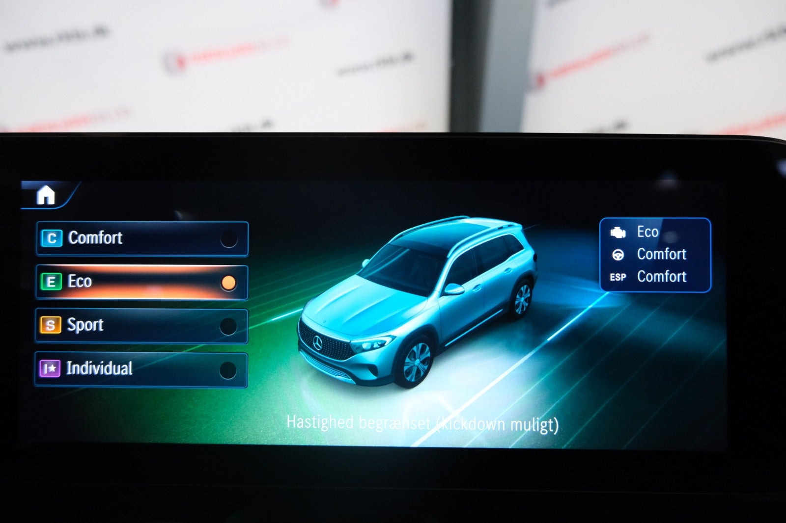 Grå Mercedes EQB250+ fra 2025